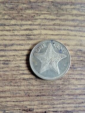 1981 Bahamas One Cent Star Coin - Gold Tones